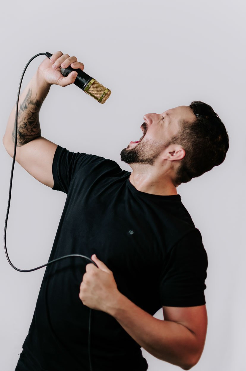 Prof. Lucas Gomes cantando, convidando você a assistir ao vídeo do D12