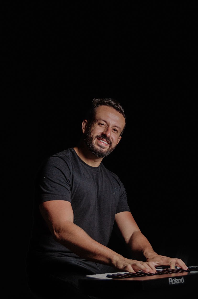Prof. Lucas Gomes ao piano